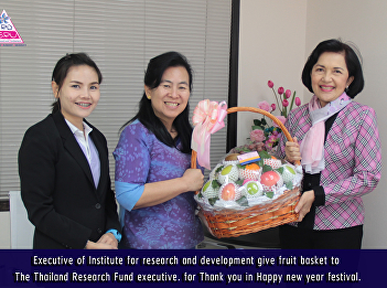 Executive of Institute for research and
development give fruit basket to The
Thailand Research Fund executive. for
Thank you in Happy new year festival.