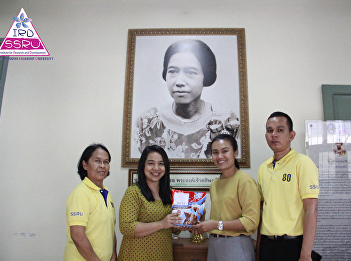 Giving a new year gift to the Institute
for Lifelong Learning.