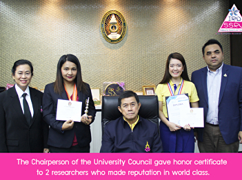 The Chairperson of the University
Council gave honor certificate to 2
researchers who made reputation in world
class.