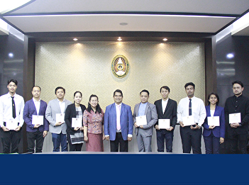 Chairman of the university council
meeting Give a certificate of honor to
researchers creating a world-class name.