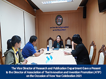 The Vice Director of Research and
Publication Department Gave a Present to
the Director of Association of Thai
Innovation and Invention Promotion
(ATIP) on the Occasion of New Year
Celebration 2021